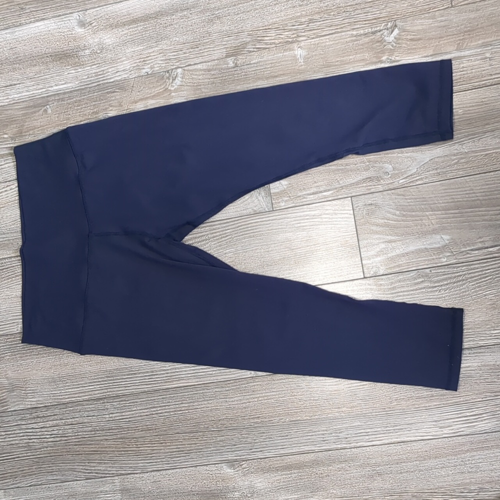 5/$25 Lululemon Navy Blue Cropped Leggings Size 4
